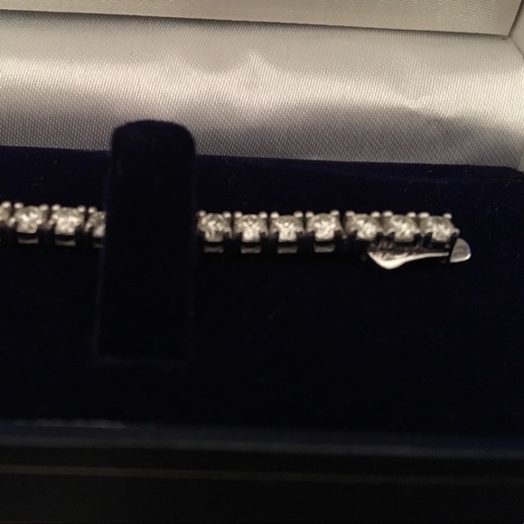 Diamond & White Gold Tennis Bracelet - Picture 3 of 8